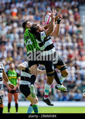 LONDRES, ROYAUME-UNI. 28st, mai 2023. Israel Folau (Urayasu D-Rocks et Tonga) (l) et Steven Luatua (Bristol Bears et Nouvelle-Zélande) (r) ont sauté dans l'air pour attraper le ballon pendant Barbares v World XV au stade de Twickenham le dimanche 28 mai 2023. LONDRES, ANGLETERRE. Credit: Taka G Wu/Alay Live News Banque D'Images