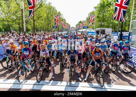 Coureurs au début de la course sur route classique UCI Women's WorldTour Stage 3 de la course de vélo Ford RideLondon 2023 dans le Mall, Londres, Royaume-Uni. Banque D'Images