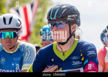 Charlotte Kool de Team DSM au début de la course sur route classique UCI Women's WorldTour Stage 3 de la course de vélo Ford RideLondon 2023 à Londres, Royaume-Uni. Banque D'Images