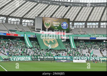 Tokyo, Japon. 13th mai 2023. Les fans de Tokyo Verdy applaudissent avant le match de la Ligue 2023 J2 entre Tokyo Verdy 0-1 FC Machida Zelvia au stade Ajinomoto à Tokyo, Japon, 13 mai 2023. Credit: AFLO/Alay Live News Banque D'Images