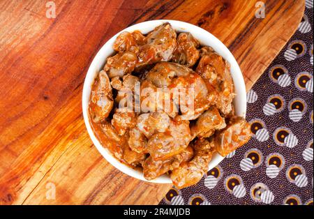 Foies de poulet traditionnel sud-africain per Peri sur bois avec tissu imprimé sud-africain traditionnel Banque D'Images