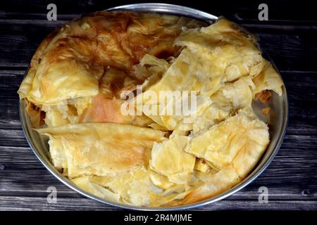 Meshaltet de feteer égyptien, couches sur des couches de pâte à pâtisserie avec des charges de ghee ou de beurre entre les deux, une des célèbres recettes de pâtisserie égyptienne, un fl Banque D'Images