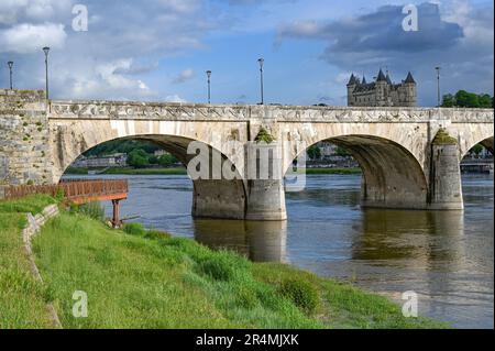 Le pont Pont Cessart traversant la Loire à Saumur, France Banque D'Images