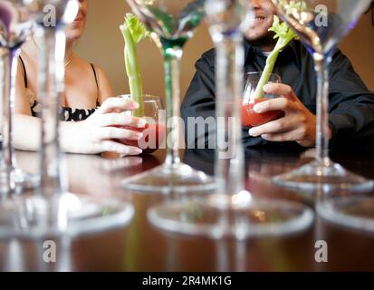 Deux personnes ont Bloody Mary et traînent au bar, Nashville, Tennessee. Banque D'Images