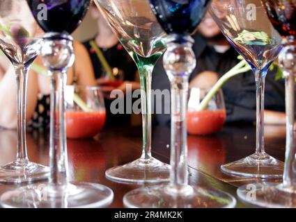 Trois personnes ont du vin et traînent au bar, Nashville, Tennessee. Banque D'Images