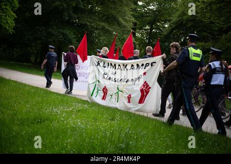 Munich, Allemagne. 24th mai 2023. Sur 24 mai 2023, plus de 50 personnes se sont jointes à une manifestation à Munich, en Allemagne, pour protester contre la criminalisation de la dernière génération. Dans la matinée, 15 appartements ont été raillés avec la suspicion de former ou de soutenir une organisation criminelle. La dernière génération exige une limite de vitesse de 100 km/h sur les autoroutes, un billet de 9 euros pour les transports en commun et un conseil de société sur le climat. (Photo par Alexander Pohl/Sipa USA) crédit: SIPA USA/Alay Live News Banque D'Images