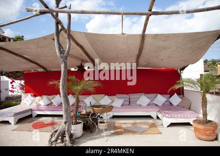 Canapé-lit sur un toit-terrasse au Mexique. Banque D'Images