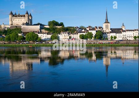 Vue sur la capitale française des vins mousseux, Saumur, avec son château haut au-dessus de la vallée de la Loire, France Banque D'Images