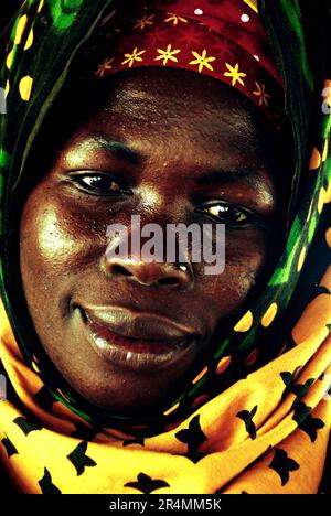 Portrait d'une femme africaine vêtue de tissus colorés, à Mtwara, en Tanzanie Banque D'Images