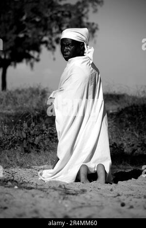 Portrait d'une femme religieuse africaine sur la plage de Beira, au Mozambique Banque D'Images