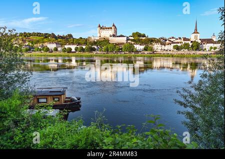 Vue sur la capitale française des vins mousseux, Saumur, avec son château haut au-dessus de la vallée de la Loire, France Banque D'Images