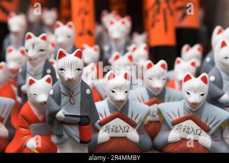 Statues miniatures de renards au sanctuaire Fushimi Inari, Kyoto, Japon Banque D'Images