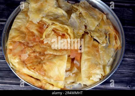 Meshaltet de feteer égyptien, couches sur des couches de pâte à pâtisserie avec des charges de ghee ou de beurre entre les deux, une des célèbres recettes de pâtisserie égyptienne, un fl Banque D'Images