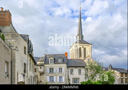 La flèche de l'église Saint-Pierre domine la ligne d'horizon de Saumur, capitale des vins mousseux de la Loire, en France Banque D'Images