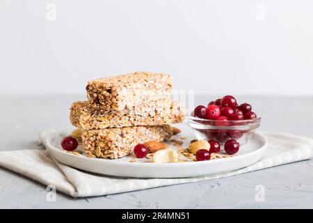 Diverses barres de céréales sur fond de table. Barres de céréales granola. Barres de petit déjeuner superfood avec avoine, noix et baies, gros plan. Concept de super-alimentation. Banque D'Images