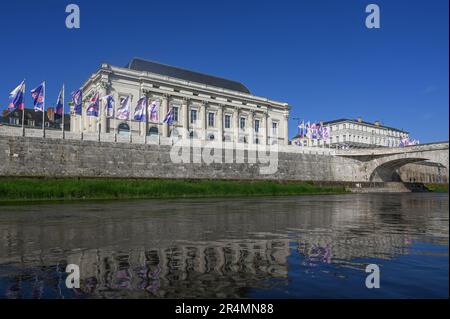 Le théâtre de Saumur se reflète dans la Loire et le pont Cessart adjacent, en France Banque D'Images