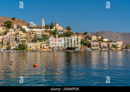 Vue de l'église d'Annonciation surplombant la ville de Symi, l'île de Symi, le Dodécanèse, les îles grecques, la Grèce, Europe Banque D'Images
