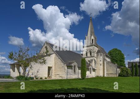 L'église Église Saint-Pierre de Parnay à Parnay, près de Saumur, offre une vue sur la vallée de la Loire, en France Banque D'Images