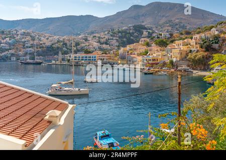 Vue sur les bateaux dans le port depuis la position surélevée, ville de Symi, île de Symi, Dodécanèse, îles grecques, Grèce, Europe Banque D'Images