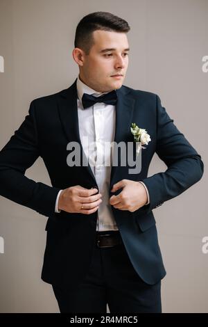 Portrait de beau marié en costume bleu foncé se préparant pour la première vue avec la mariée. Jour de mariage Banque D'Images