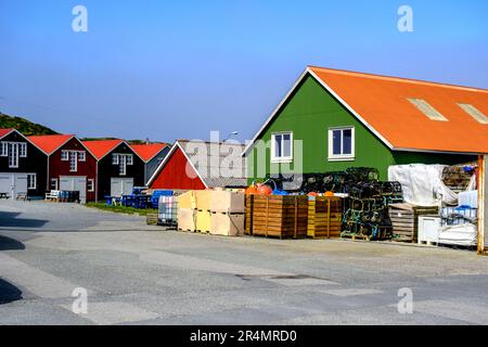 Olberg ; Olbergstranden ; Raege ; Norvège ; 20 mai 2023, Propriétés typiques traditionnelles côté plage avec bouées de marqueur empilées et pots de homard ou de crabe sous Banque D'Images