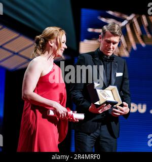 Alma Poysti et Jussi Vatanen reçoivent le Prix du jury pour les feuilles mortes d'Orlando Bloom photographiées lors de la cérémonie de clôture du Festival international du film de Cannes 76th au Palais des Festivals de Cannes, le 27 mai 2023. Photo de Julie Edwards/LFI/Avalon. Toutes les utilisations doivent être créditées Julie Edwards/LFI/Avalon. Banque D'Images