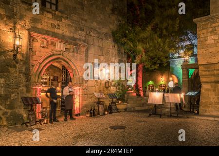 Vue du restaurant à PL. Mouson la nuit, vieille ville de Rhodes, site du patrimoine mondial de l'UNESCO, Rhodes, Dodécanèse, Îles grecques, Grèce, Europe Banque D'Images