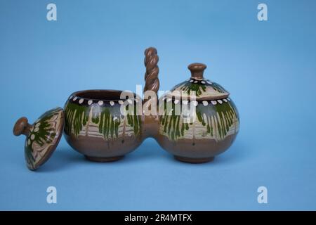 Historique, traditionnel, porte-épices, photographié sur le côté, placé sur un fond bleu. Banque D'Images