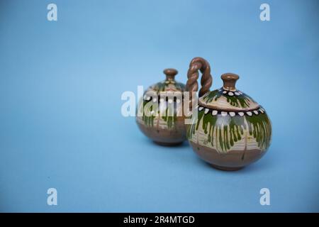 Historique, traditionnel, porte-épices, photographié sur le côté, placé sur un fond bleu. Banque D'Images