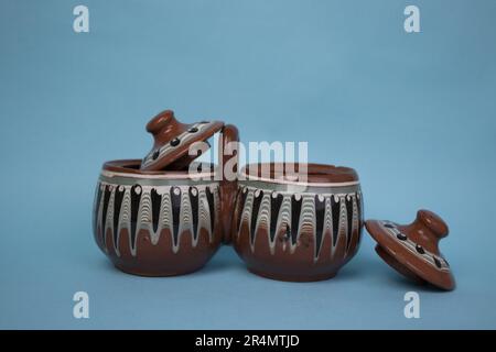 Historique, traditionnel, porte-épices, photographié sur le côté, placé sur un fond bleu. Banque D'Images