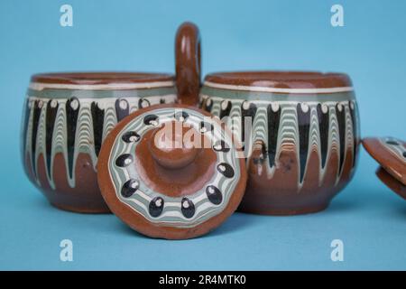 Historique, traditionnel, porte-épices, photographié sur le côté, placé sur un fond bleu. Banque D'Images