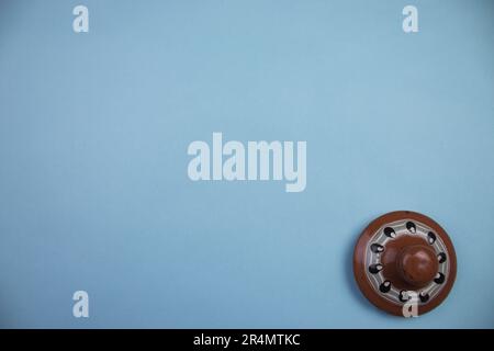 Couverture traditionnelle, traditionnelle et marron, photographiée d'en haut, sur fond bleu. Banque D'Images