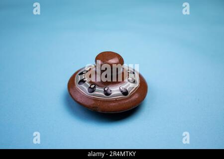 Couverture traditionnelle, traditionnelle et marron, photographiée d'en haut, sur fond bleu. Banque D'Images