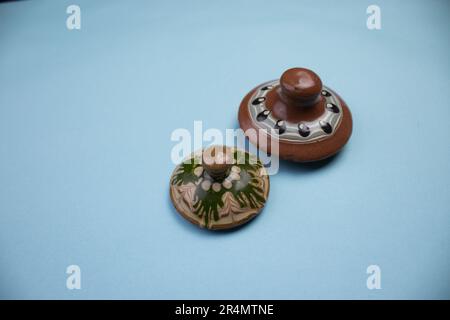 Couvertures de porte-épices historiques, traditionnelles, photographiées d'en haut, placées sur un fond bleu. Banque D'Images