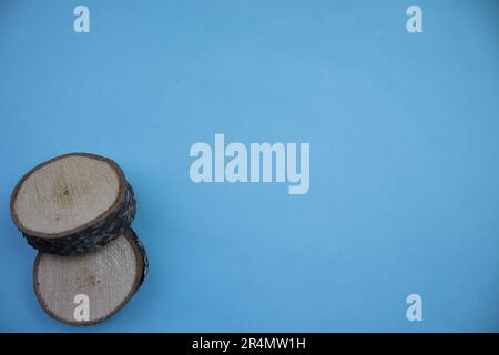 Petites billes rondes, photographiées par le dessus, placées sur le bord d'un fond bleu. Banque D'Images