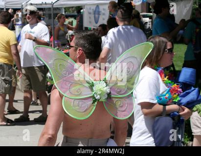 INDIANAPOLIS,IN,USA-JUIN 14:Guy non identifié marchant avec des ailes de papillons à l'Indy Pride Parade. 14 juin, 2008 à Indianapolis, INDIANA, États-Unis Banque D'Images