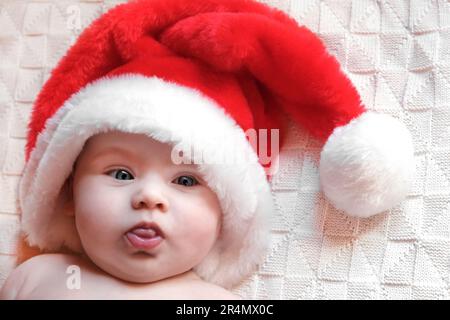 Beau petit enfant fête Noël. Les fêtes du nouvel an. Un enfant en costume de Noël. Concept d'enfance et de personnes - Joyeux Nouveau-né bab Banque D'Images