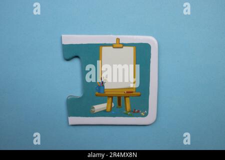 Casse-têtes d'images superposés sur fond bleu. Toile d'image photographiée par le dessus. Banque D'Images
