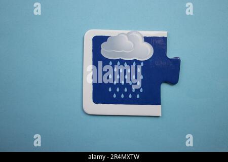 Casse-têtes d'images superposés sur fond bleu. Nuage de pluie photographié d'en haut. Banque D'Images