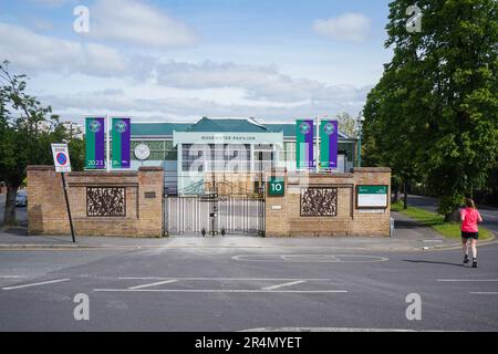 Londres, Royaume-Uni. 29 mai 2023 le pavillon Rosewater nommé d'après le trophée venus Rosewater remis aux champions Dames Singles est érigé derrière les portes de l'AELTC dans les préparatifs du tournoi Grass court . Les championnats de Wimbledon débutent le 3-16 juillet 2023. Credit: amer ghazzal / Alamy Live News Banque D'Images