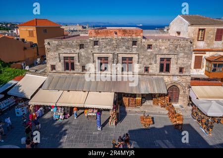 Vue sur les magasins et les cafés à Evreon Martyron (place des martyrs juifs), ville de Rhodes, Rhodes, îles Dodécanèse, îles grecques, Grèce, Europe Banque D'Images