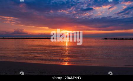 Magnifique coucher de soleil sur la mer Baltique. Brise-lames. Darlobo, Pologne Banque D'Images