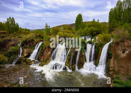 La cascade de Muradiye, située sur l'autoroute Van - Doğubeyazıt, est une merveille naturelle qui est fréquemment visitée par les touristes à Van. Banque D'Images