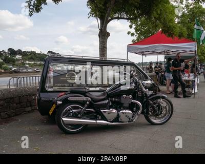 BIDEFORD, NORTH DEVON, Royaume-Uni - MAI 28 2023 : Triumph Motorcycle avec café sidecar pour les services funéraires garés à Bideford Bike Day. Banque D'Images