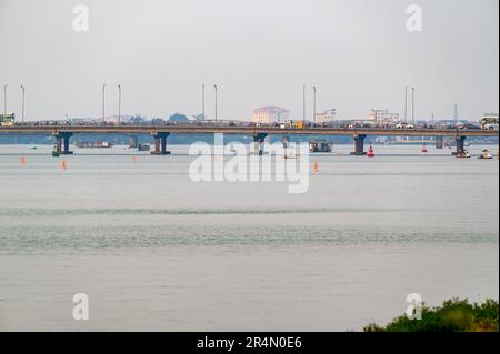 Trafic traversant le pont de Phu Xuan et sur la rivière des parfums au soleil à Hue, au Vietnam. Banque D'Images