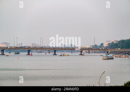 Trafic traversant le pont de Phu Xuan et sur la rivière des parfums au soleil à Hue, au Vietnam. Banque D'Images