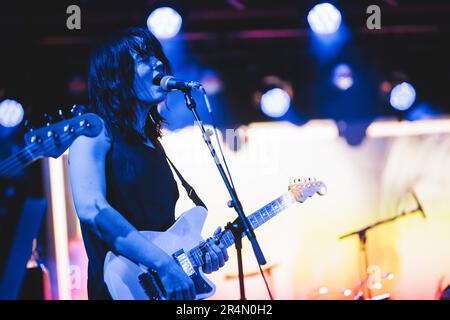 Copenhague, Danemark. 11th, mai 2023. Le groupe de Black Metal américain Liturgy donne un concert en direct pendant le mini-festival Un week-end Colossal 2023 à Copenhague. Ici, la chanteuse et guitariste Haela Hunt-Hendrix est vue en direct sur scène. (Crédit photo: Gonzales photo - Peter Troest). Banque D'Images