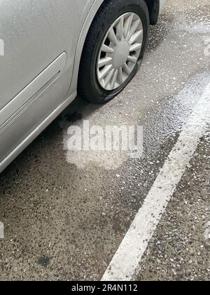 Pneus de voiture à plat sur l'aire de stationnement humide Banque D'Images