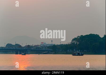 Le soleil se couche sur la rivière des parfums lors d'une soirée balmy à Hue, au Vietnam. Banque D'Images