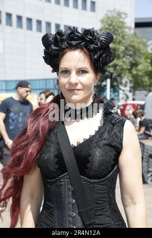 Festivalbesucher beim 30. Wave-Gotik-Treffen. Leipzig, 28.05.2023 Banque D'Images